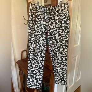 Banana Republic Hampton Pant Crop Pant Size 2 Black w/White Flowers 26” inseam